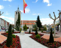 La plaza de la Iglesia de Galapagar se viste de primavera.