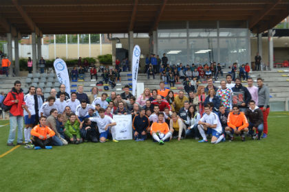 El Club de Fútbol Torrelodones luce como sponsor solidario a la Fundación APASCOVI