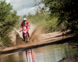 Antonio Gimeno llega al podio final en el Dakar 15