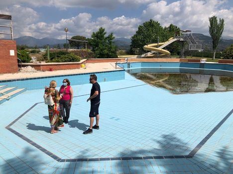 La alcaldesa, Mariola Vargas, visitó recientemente las instalaciones de la piscina de verano acompañada por la concejala de Deportes, Sonia Arbex
