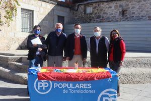 Alfonso Serrano, en la recogida de firmas contra la Ley Celaá en Torrelodones