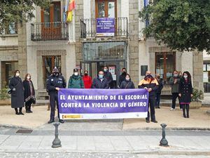 Minuto de silencio a las puertas del Ayuntamiento de El Escorial