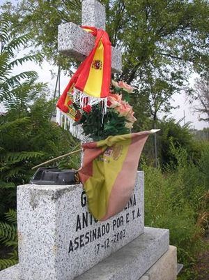 Monumento en memoria de Antonio Molina instalado en el lugar de la A-6 en el que fue asesinado por ETA