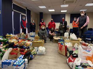 Collado Villalba entrega los más de 2.000 alimentos recogidos en Navidad para Cáritas y Cruz Roja