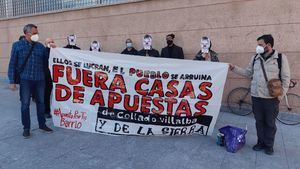 Concentración de apoyo a dos activistas contra las casas de apuestas ante los Juzgados de Collado Villalba