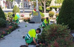 Galapagar engalana sus calles con 2.000 flores de temporada