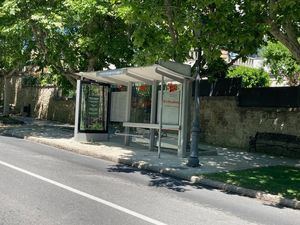 La Avenida de la Constitución, en El Escorial, cuenta con tres nuevas marquesinas de transportes