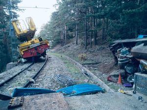 Ocho trabajadores, heridos leves en un accidente en las obras de remodelación de la línea de Cotos