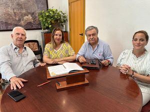 El Ayuntamiento de Hoyo y AFA firman un acuerdo para ayudar a personas enfermas de alzheimer