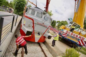 Una nueva locomotora y un vagón blindado histórico llegan al Barrio de Renfe de Las Matas