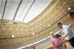 El consejero de Presidencia comprobó el resultado de la reparación de la cubierta de la plaza de toros de Moralzarzal