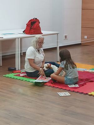 El perro Perico acompaña a niños con necesidades especiales en la Biblioteca de Galapagar