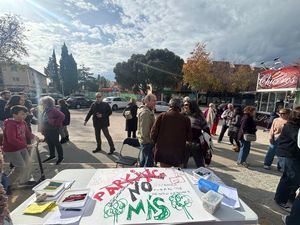 Los vecinos de Pradogrande, en Torrelodones, siguen recogiendo apoyos contra la construcción del aparcamiento