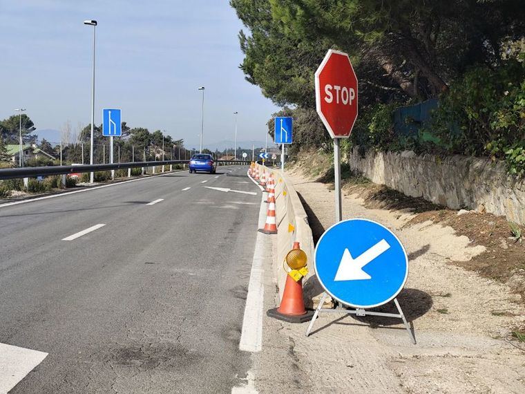 Carreteras instala barreras de hormigón en la vía de servicio de la A-6, en La Berzosilla, para garantizar la seguridad peatonal