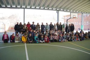 El CEIP Fernando de los Ríos de Las Rozas estrena la nueva cubierta de su pista deportivas