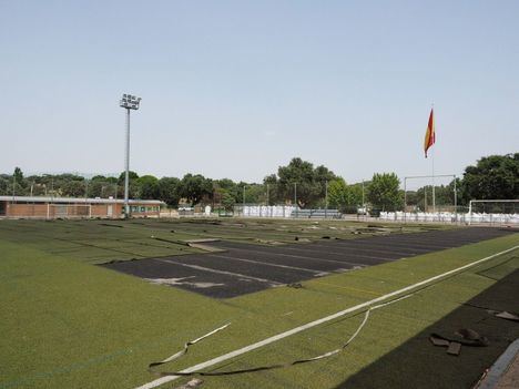 Obras de renovación del césped artificial del campo de fútbol 2 del Complejo Deportivo Ángel Nieto