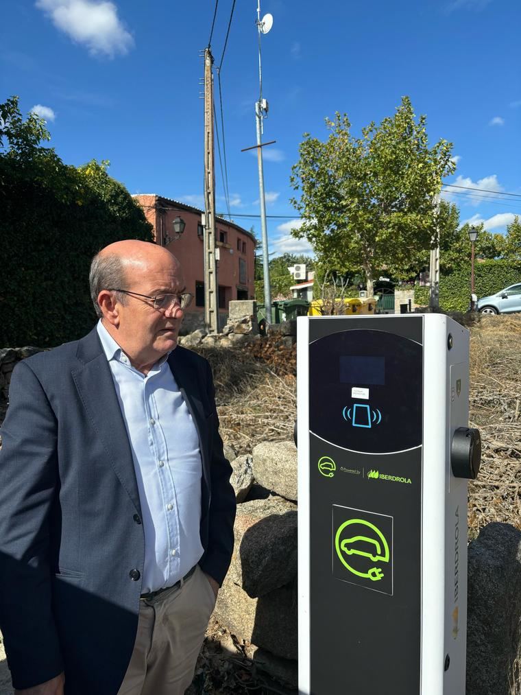 El Escorial estrena tres nuevos puntos de recarga para vehículos eléctricos