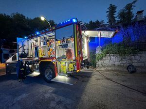 Los bomberos extinguen un incendio en una vivienda unifamiliar de Becerril de la Sierra