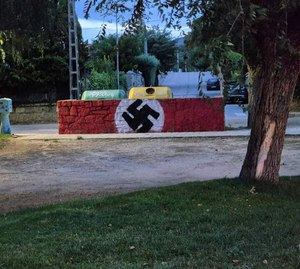 Denuncian la aparición de una pintada con una bandera nazi en un parque de Alpedrete