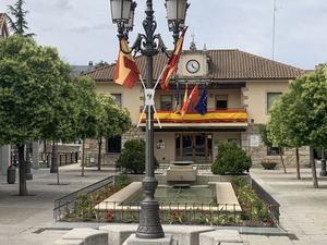 Torrelodones conmemora la coronación de Felipe VI en la Plaza de la Constitución y la Torre de los Lodones