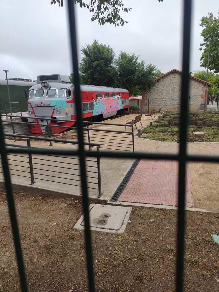 La nueva locomotora y el vagón blindado histórico del Barrio de Renfe de Las Matas, vandalizados