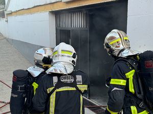 Los Bomberos extinguen un incendio en un inmueble de la Asociación Reto en Collado Villalba