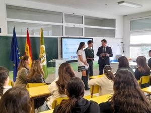 El alcalde de Las Rozas visitó el Colegio Bérriz para conocer la experiencia de los alumnos en su visita al Parlamento Europeo