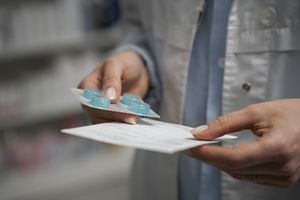 Torrelodones renueva los convenios de podología para mayores y las ayudas de farmacia