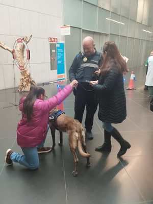 La Policía Local de Collado Villalba visitó a los niños ingresados en el Hospital