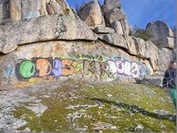 Limpieza de un enorme graffitti en el Monte de los Ángeles